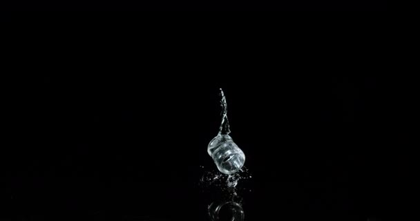 Glas Water Stuiteren Spetteren Zwarte Achtergrond Slow Motion — Stockvideo