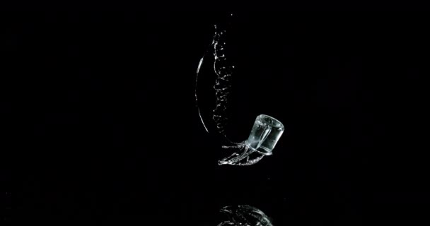 Glas Vatten Studsande Och Stänk Svart Bakgrund Slow Motion — Stockvideo