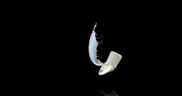 Szklanka Mleka Bouncing Splashing Czarnym Tle Slow Motion — Wideo stockowe