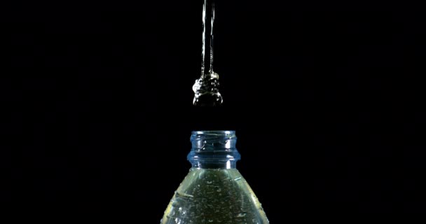 Wasser Explodiert Und Spritzt Auf Flasche Vor Schwarzem Hintergrund Zeitlupe — Stockvideo
