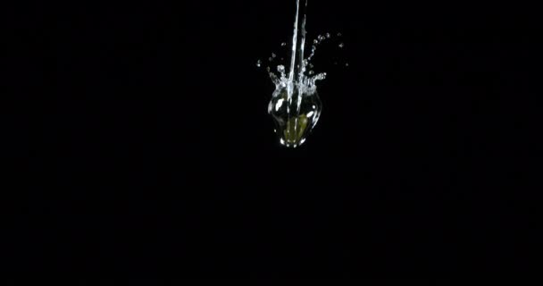 水在黑色背景下爆炸和喷溅 慢动作4K — 图库视频影像
