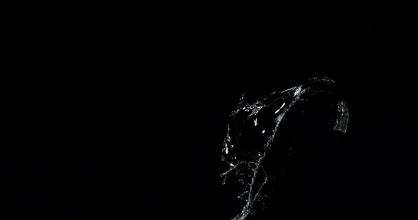 Water Spurting Uit Tegen Zwarte Achtergrond Slowmotion — Stockvideo