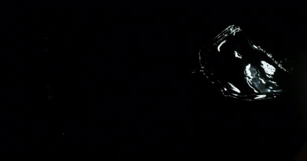 Eau jaillissant sur fond noir, mouvement lent 4K 