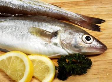 Taze Whiting, merlangius merlangus, Limonlu ve maydanozlu balıklar  