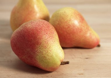 Biberiye armudu, pirus komünü, taze meyveler. 