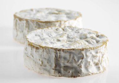 Camembert peyniri, Normandiya 'da inek sütünden yapılır.  