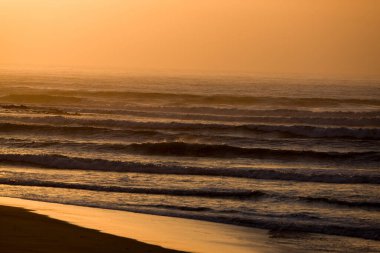 Atlantik Okyanusu 'ndaki dalgalar, Namibya' daki Cape Cross Plajı  