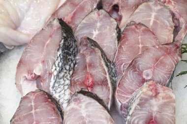 Balık Dükkanında Buz Üstünde Taze Grupçu  