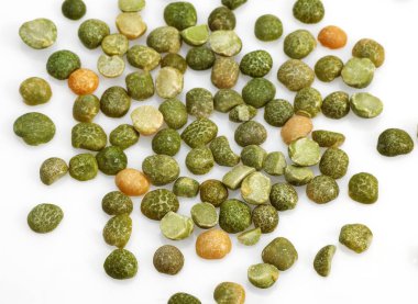 Bezelyeleri böl, pisum sativum, tohumlar beyaz bakkala karşı.  