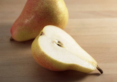 Biberiye armudu, pirus komünü, taze meyveler. 