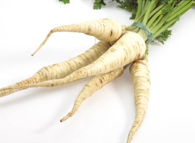 Kök maydanoz, petroselinyum gevrek, sebzeler White Bakcground 'a karşı   