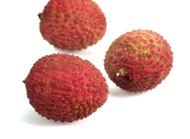 Litchi ya da Litchee, litchi sinensis, egzotik meyveler beyaz arka plana karşı  