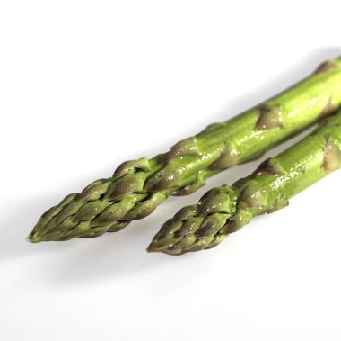 Yeşil kuşkonmaz, kuşkonmaz, sebzeler beyaz arka plana karşı.  