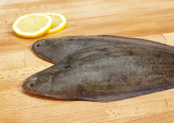 Tungfisk Solea Solea Färsk Fisk Med Citron — Stockfoto