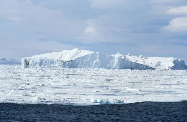 Pole Lodowe Górą Lodową Antarktydzie — Zdjęcie stockowe