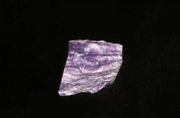 Pedra Charoite Contra Fundo Preto — Fotografia de Stock