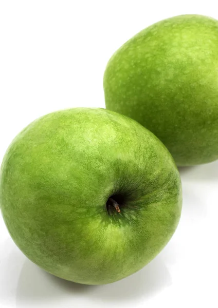 グラニー スミスアップル マルス ドメスティカ 白を背景にした果物 — ストック写真