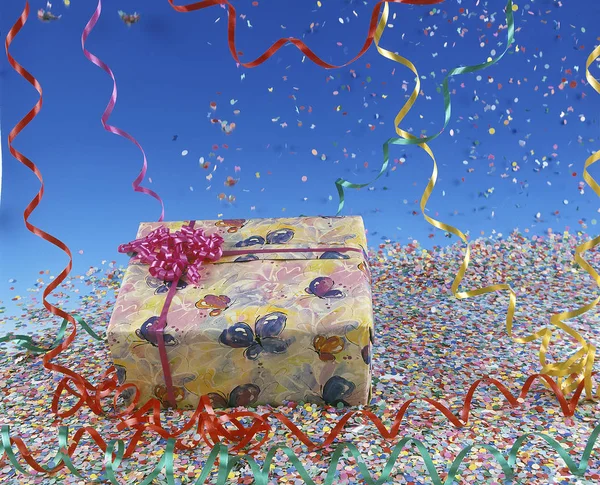 Presente Con Confettis Streamers —  Fotos de Stock