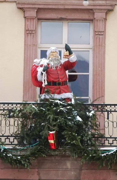 Święty Mikołaj Balkonie Dekoracje Alzacji Wschodniej Francji — Zdjęcie stockowe