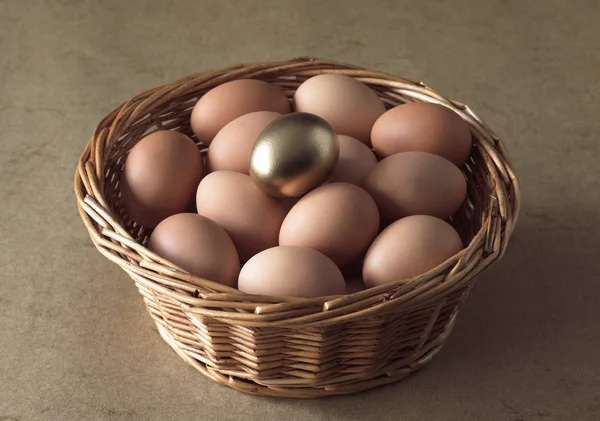 Huevos Pollo Cesta Imagen Simbólica Huevo Oro Con Gallina — Foto de Stock