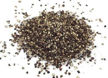 Mignonnette Pepper, gaydacı nigrum, Grinded Pepper 'a karşı Beyaz Arkaplan  