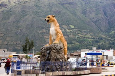 Peru 'daki Urubamba Köyü' nde Cougar Heykeli   