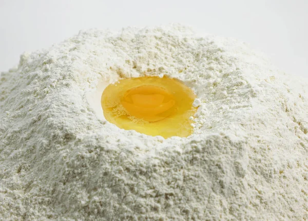 小麦粉と卵 ケーキのレシピのための成分 — ストック写真