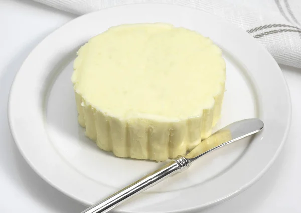 皿の上の塩バター — ストック写真