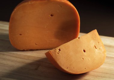 Fransız peyniri Mimolette, İnek sütünden yapılmış peynir    