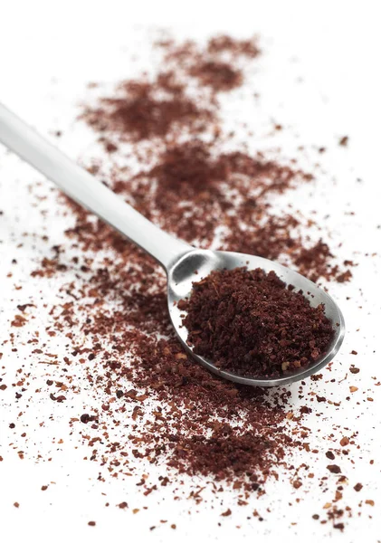 Sumac Powder Spice Uma Colher Contra Fundo Branco — Fotografia de Stock