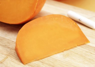 Fransız peyniri Mimolette, İnek sütünden yapılmış peynir    