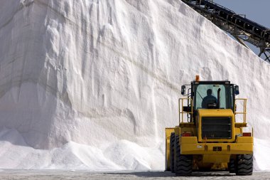Tuz üretimi, konveyör kuşağı, tuz yığını ve yüklenici Walvis Bay, Namibya yakınlarındaki Saltworks 'de  