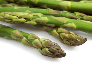 Yeşil kuşkonmaz, kuşkonmaz, sebzeler beyaz arka plana karşı. 