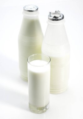 Beyaz Arkaplan 'a karşı Cam ve Şişe Süt  