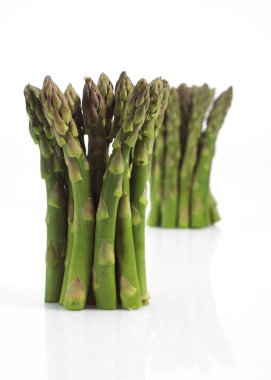 Yeşil kuşkonmaz, kuşkonmaz, sebzeler beyaz arka plana karşı. 