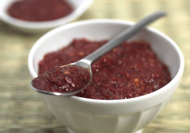 Harissa ile kase, Kuzey Afrika acı biber sosu.  