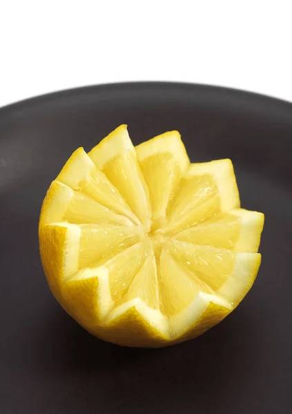 Platta Med Gul Citron Citrus Limonum Mot Vit Bakgrund — Stockfoto