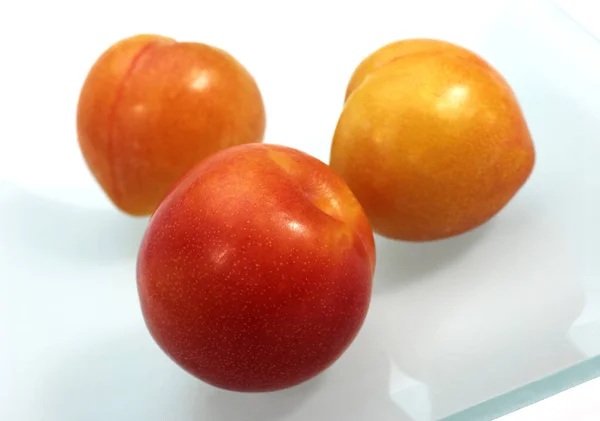 Ameixas Amarelas Frutas Contra Fundo Branco — Fotografia de Stock