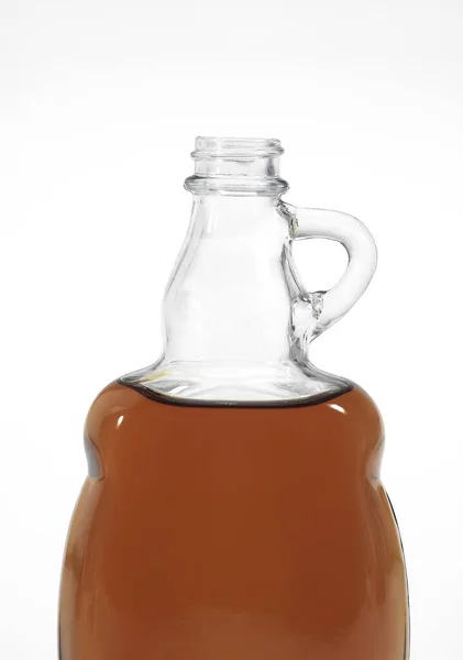 Flasche Ahornsirup Vor Weißem Hintergrund — Stockfoto