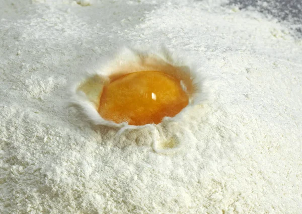 小麦面粉和鸡蛋 蛋糕配料 — 图库照片