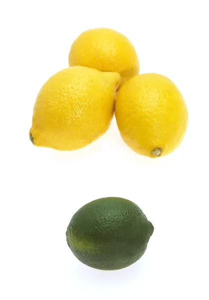 黄色レモン 柑橘類のリモンと緑レモン 白を背景に柑橘類のオーランティフォリア — ストック写真