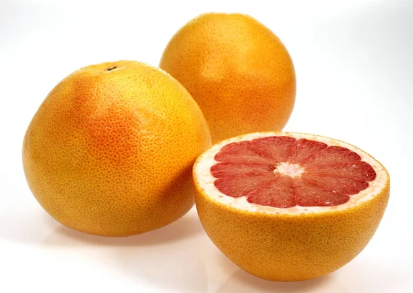 ポメロ 柑橘類の楽園 白を背景にした果物 — ストック写真