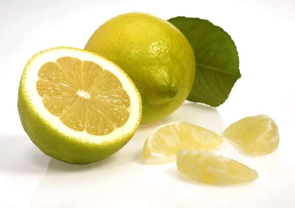 Gul Citron Citrus Limonum Frukter Mot Vit Bakgrund — Stockfoto