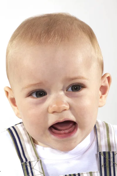 Portait Baby Boy Pláče Bílém Pozadí — Stock fotografie