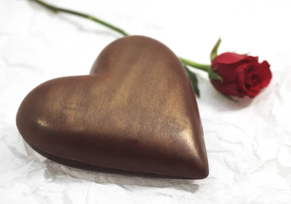 Rosa Vermelha Coração Chocolate Presente Para Dia São Valentim — Fotografia de Stock