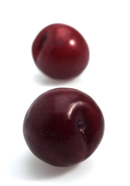 Ameixas Vermelhas Frutas Contra Fundo Branco — Fotografia de Stock