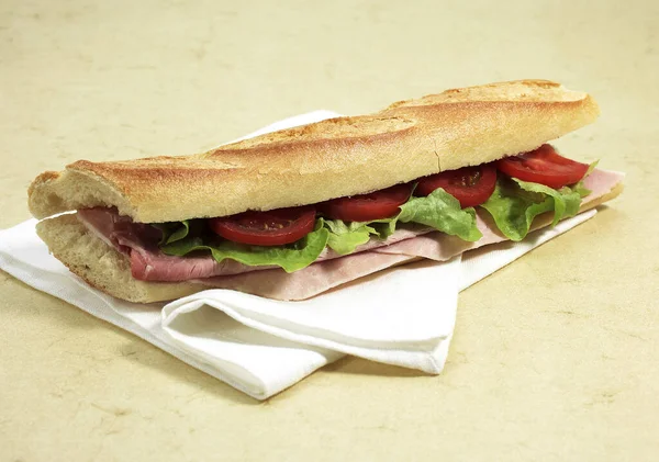 Sandwich Prosciutto Con Pomodoro Insalata — Foto Stock