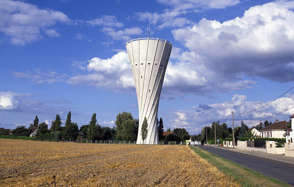 Водонапорная башня в Essarts Le Roi City под Парижем
  