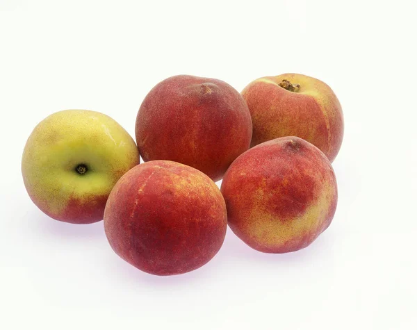 Pêssegos Persica Vulgaris Frutas Contra Fundo Branco — Fotografia de Stock