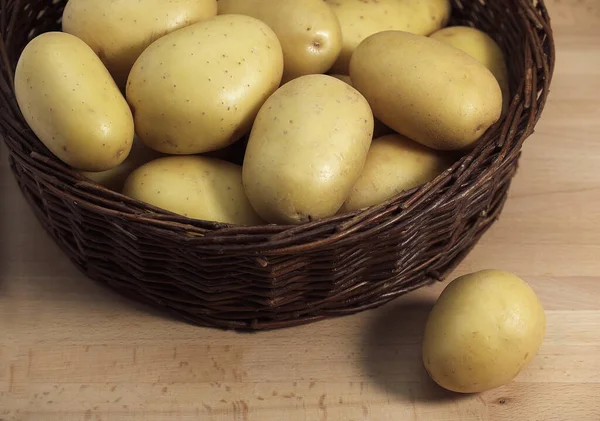 Mona Lisa Potato Solanum Tuberosum Warzywa Koszyku — Zdjęcie stockowe